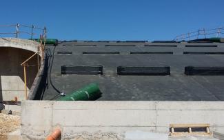 The stable roof edge and the suitably dimensioned shear barriers on the surface provide for the subsequent transfer of shear forces. Installation of a green roof